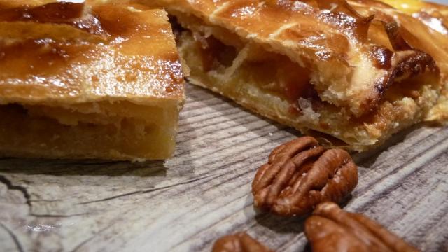 Galette des rois, pommes, caramel au beurre salé & noix de pécan