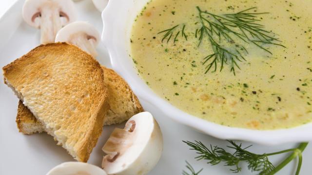 Soupe aux champignons de Paris et aneth