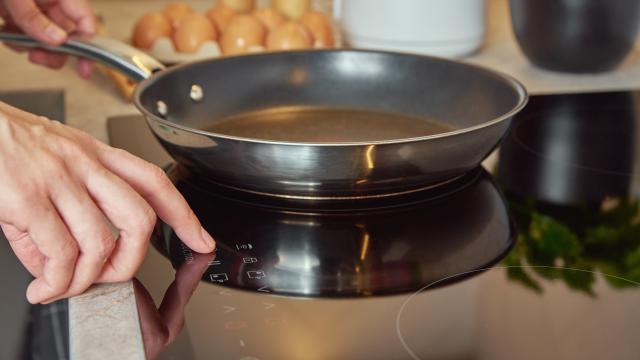 Votre poêle est un peu abimée ? Voici pourquoi il faut absolument la changer selon ce chimiste culinaire