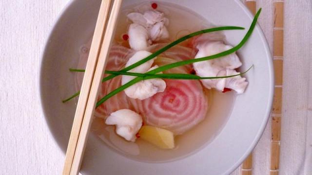 Nage de joues de cabillaud et betterave chioggia au bouillon Ariake