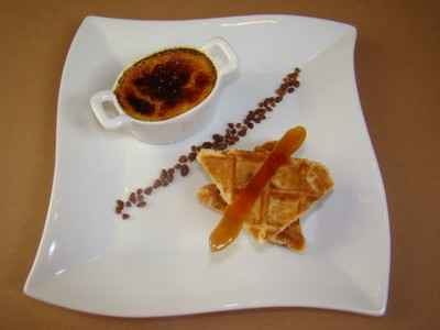 Assiette gourmande ch'ti : Mini crème brûlée à la chicorée et gaufres aux éclats de speculoos et sucre grains