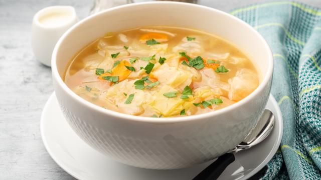 Idéale pour réchauffer votre hiver : voici notre recette pour une savoureuse soupe au chou !