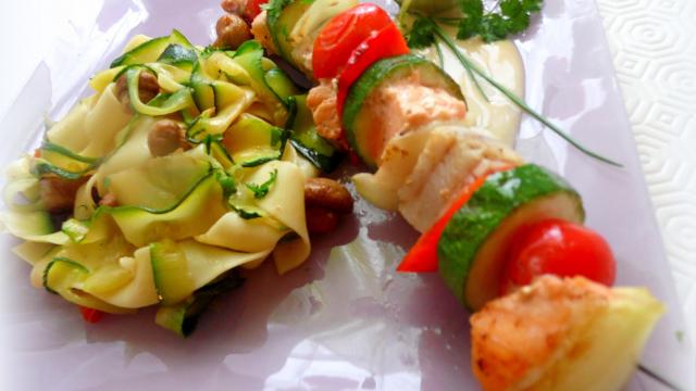 Tagliatelles de courgettes et pâtes et sa brochette de poissons