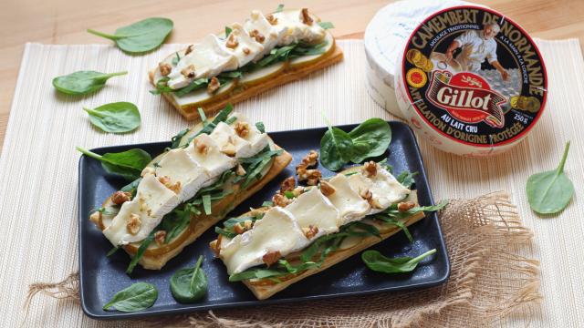 Fausse tarte fine au camembert et à la poire