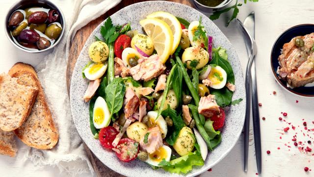 Philippe Etchebest propose sa version de la salade niçoise, gourmande et économique