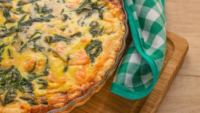 “Ça va permettre de la colorer et de la parfumer ”: Cyril Lignac dévoile son astuce pour réaliser une quiche aux légumes verts, déclinable selon vos envies !