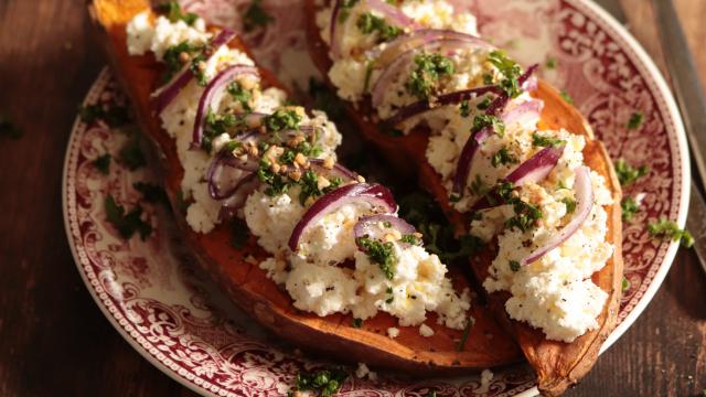 Des patates douces rôties à la feta et aux oignons rouges : le plat réconfortant parfait pour le dimanche soir