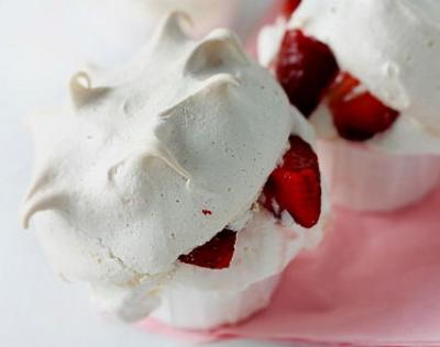 Pavlova (meringue) fourré aux fraises