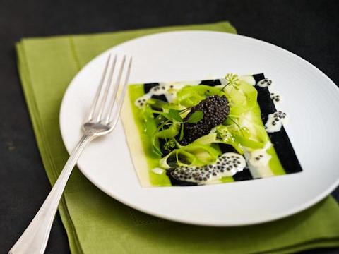 Fines lasagnes de caviar d'aquitaine, jeunes poireaux à la goutte d'huile d'olive vierge