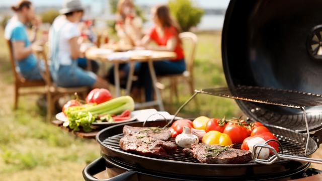 Cette astuce pour laver facilement la grille de son barbecue avec une célèbre boisson !