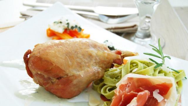 Jambonnette de dinde confite, sauce Roquefort, tagliatelles au basilic et jambon italien