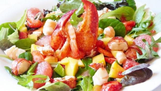 Salade de homard et crevette à la vinaigrette de framboises et fraises