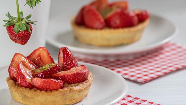 “L’astuce c’est…” Cyril Lignac livre son secret pour réussir des tartelettes aux fraises vraiment divine
