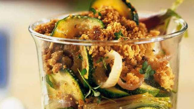 Recette Crumble aux courgettes et aux oignons - 750g.com