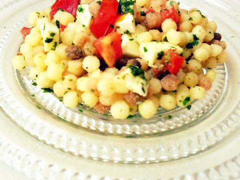 Salade de fregola, mozzarella, tomates et pesto