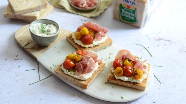 Tartines de tomates cerise confites, feta et jambon de Serrano