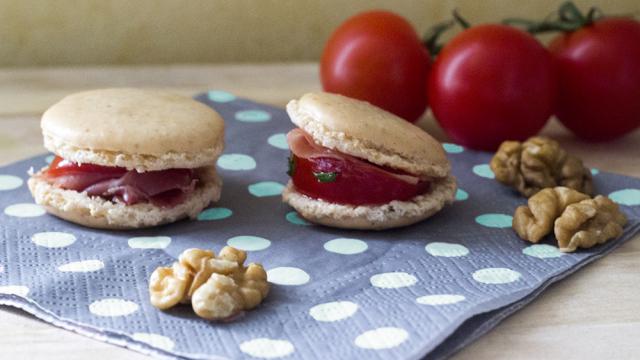 Macarons aux noix, tomates marinées au Roquefort Papillon et jambon de pays