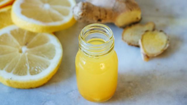 Cette recette de shot au gingembre et au citron sera votre remède miracle pour cet hiver !