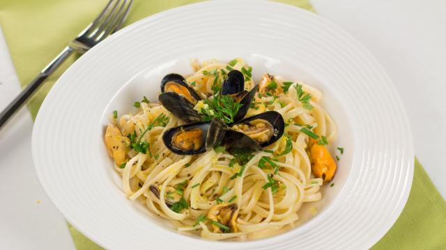 Spaghetti aux moules, citron et herbes fraîches