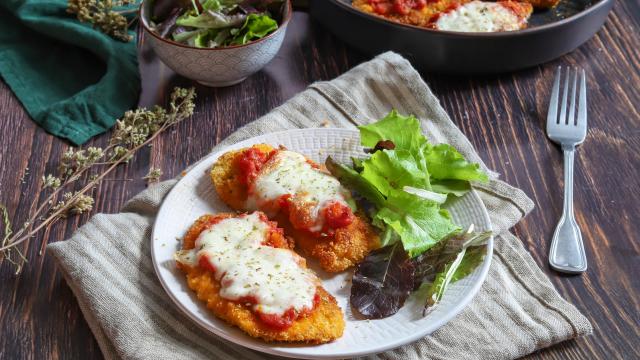 Escalopes de poulet panées à la sauce tomate et mozzarella