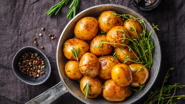 Que risque-t-on si l’on mange la peau des pommes de terre ?