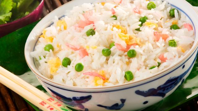 Cette cheffe d’origine cantonaise partage la véritable recette du riz cantonais qui n’a rien à voir avec celui qu’on connaît !