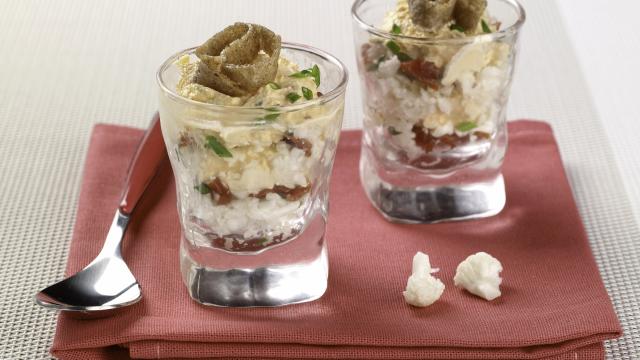 Verrine saumon-ciboulette, taboulé de chou-fleur et tomates confites, croustillant de blé noir