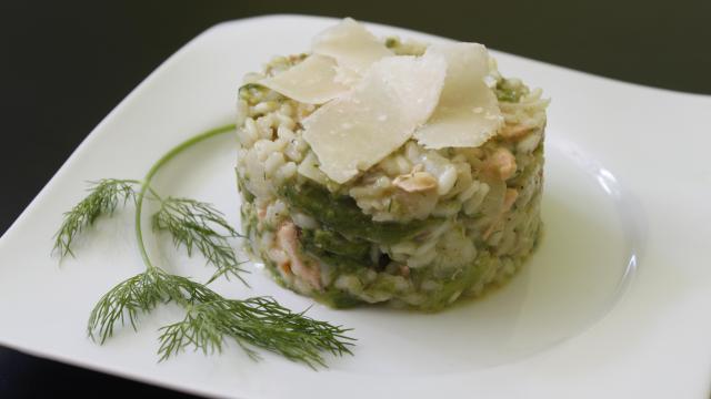 Risotto au saumon et têtes d'asperges vertes