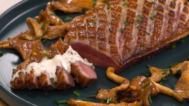 Magret de canard et sauce moutarde aux girolles