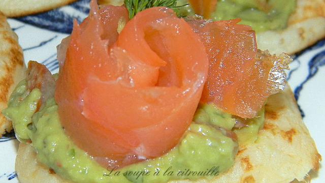 Blinis au saumon et guacamole