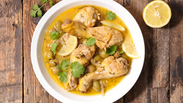 “Quand on ouvre la cocotte, on voyage” : Cyril Lignac partage sa recette du poulet au citron façon tajine