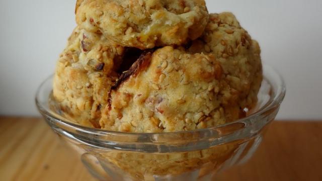 Cookies oignons, sésame et lard fumé