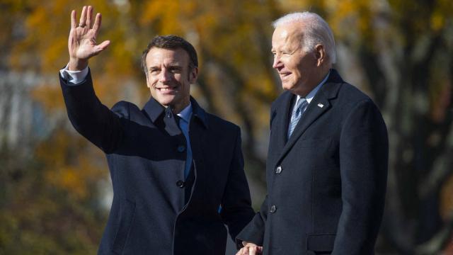 Homard, caviar... le repas indécent d'Emmanuel Macron & Joe Biden !