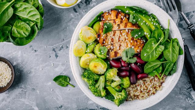 Salade bowl au quinoa, poulet grillé, haricots rouges, avocat et légumes verts