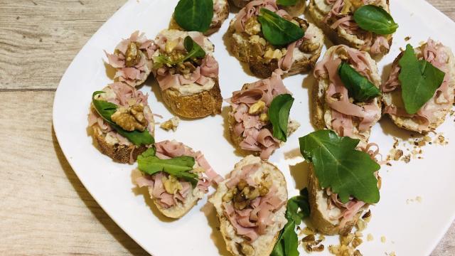 Tartines à la crème d'artichauts, cerneaux de noix et chiffonnade de mortadelle