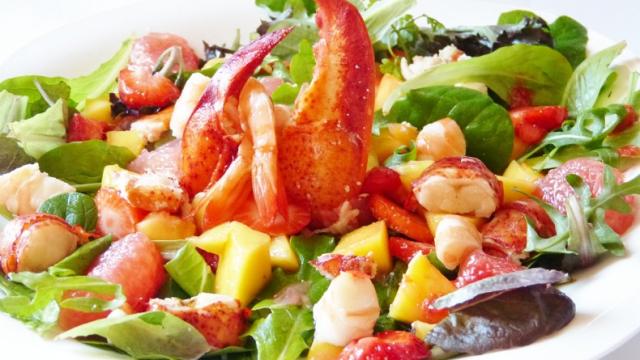 Salade de homard et crevettes à la vinaigrette de framboise et fraise