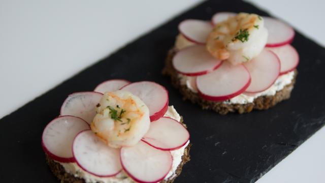 Tartine de pain noir, saint-morêt, radis et crevettes roses