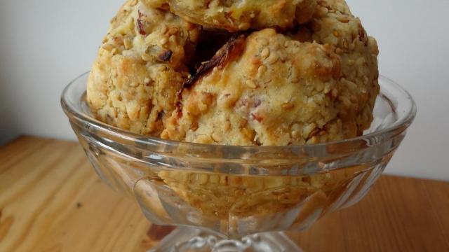 Cookies oignons, cantal, lard et sésame