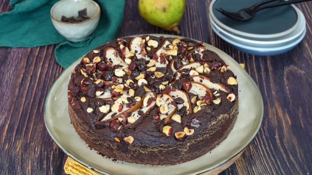 Gâteau au chocolat, noisettes et poires