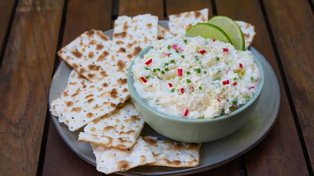 Riche en saveurs et rapide à préparer, ces rillettes au crabe, chèvre frais et citron vert seront parfaites à servir pour l’apéro