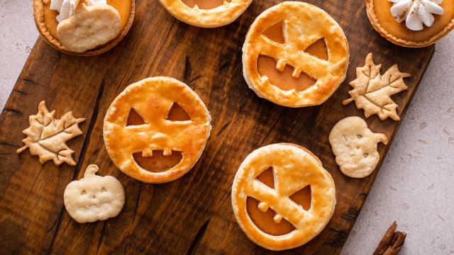 Comment faire des mini tourtes à la citrouille Jack o’lantern pour un apéritif d’Halloween ?