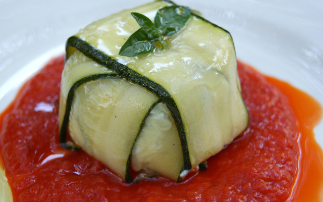 Charlotte de courgettes au chèvre frais, coulis de poivrons