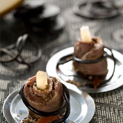 Piques apéritives de canard à la poire flambé au Martini.