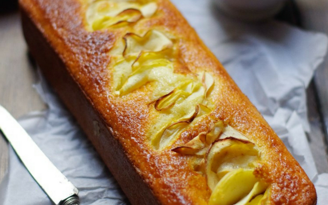 Gâteau au yaourt moelleux et aux pommes