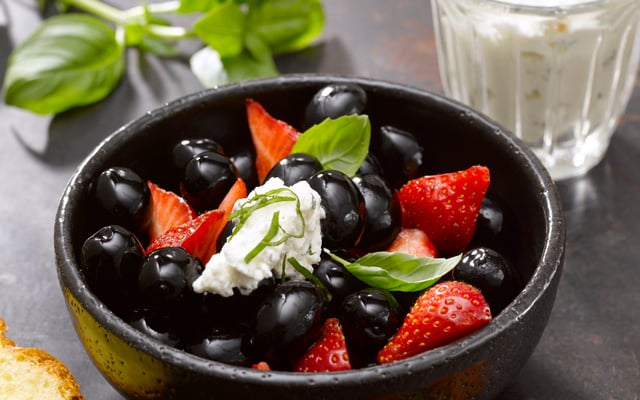 Salade de fraises, olives noires confites, crème fouettée à l'huile d'olive & basilic