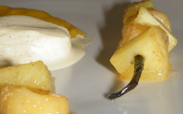 Banane et ananas vanillé, glace vanille et coulis de mangue