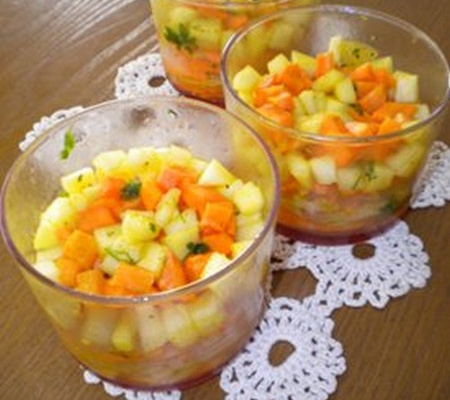 Lit de carottes et de pommes accompagnees de sa vinaigrette au miel et au curry