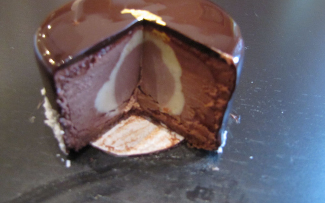 Entremets mousse chocolat noir / crémeux chocolat blanc / crémeux chocolat au lait