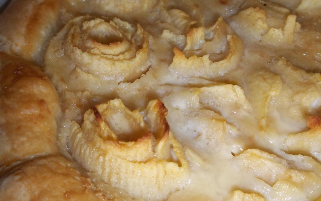 Tarte aux fleurs de pommes et caramels mous