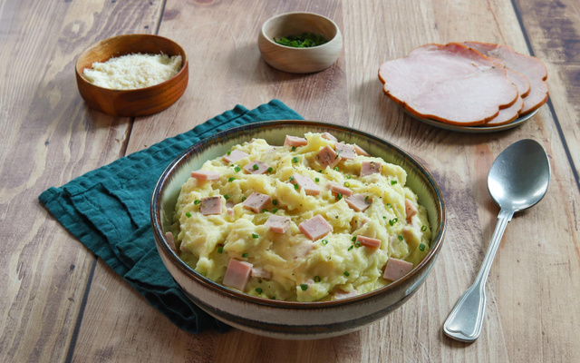 Purée de pommes de terre garnie au rôti